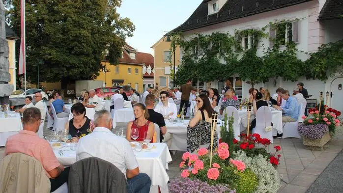 Ein lauer Sommerabend, ein idyllischer Marktplatz, eine grandiose Küche, ein kreatives Küchenteam, ein Michelin-Stern, zwei „Gault&Millau“-Hauben, professioneller Service und fantastische Weine waren die perfekten Zutaten für eine 6-gängige kulinarische Reise mit den Gästen des Restaurants Wörgötter in Ligist.