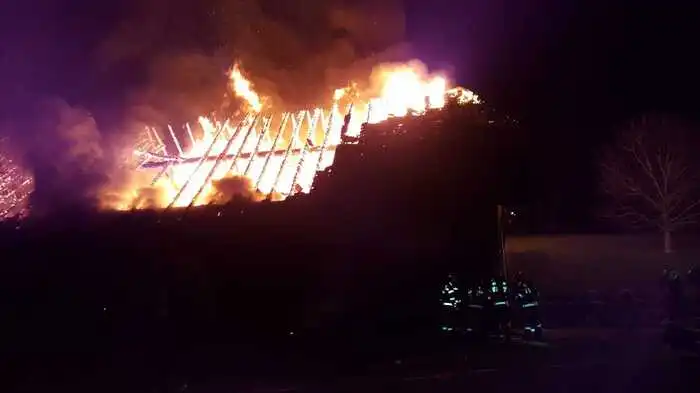 Die Feuerwehren Strallegg, Wenigzell, Birkfeld, Miesenbach sowie das Atemschutzfahrzeug der FF Weiz standen am 18. Mai 2019 bei einem Garagengebäudebrand in Strallegg im Einsatz.