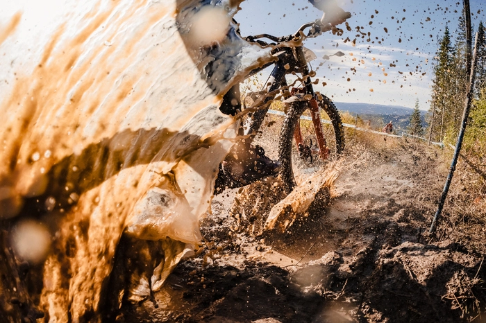 Motion: Samuel Andersen (Norwegen) für „Rider Getting Down and Dirty“, eine actiongeladene Aufnahme
eines Mountainbikefahrers, der bei den norwegischen Meisterschaften im Hafjell Bike Park einen
schlammigen Teil der Strecke passiert und dabei die Kameralinse bespritzt.