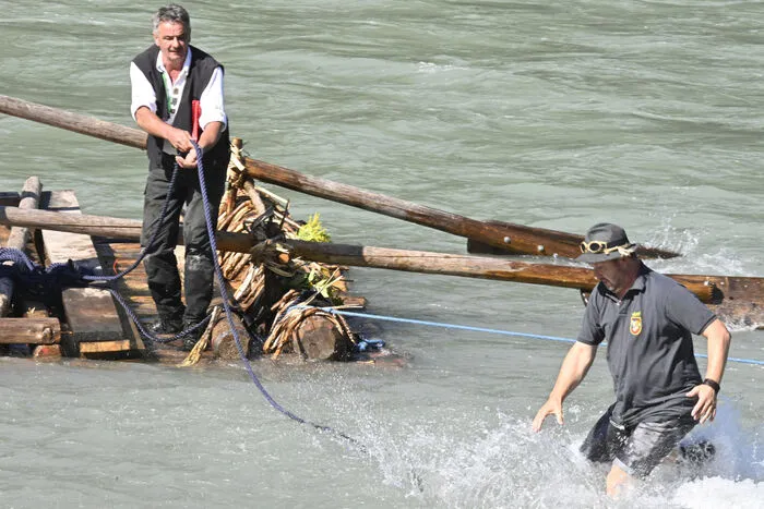 Anlegen der tonnenschweren Floße ist keine einfache Sache, die Feuerwehr Baldramsdorf sorgte für Sicherheit.