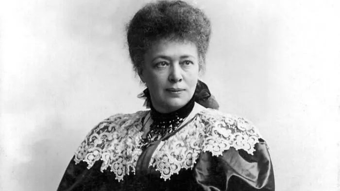 Bertha von Suttner hat den Friedensnobelpreis 1905 bekommen. Sie lebte in der Donaumonarchie (Österreich-Ungarn) und wird deshalb oft als Österreicherin gezählt.