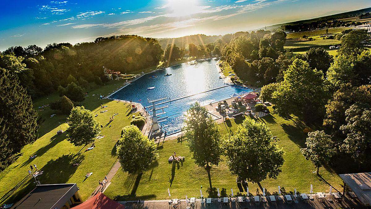 Der Parkplatz im Freibad Fürstenfeld wird kostenpflichtig.