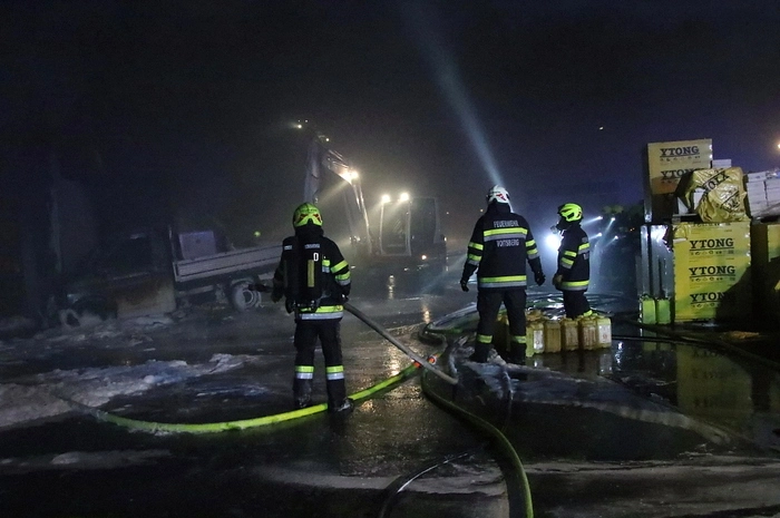 Ein Herangehen an das Brandobjekt und Löscharbeiten waren wegen der starken Rauchentwicklung nur mit schwerem Atemschutz möglich.