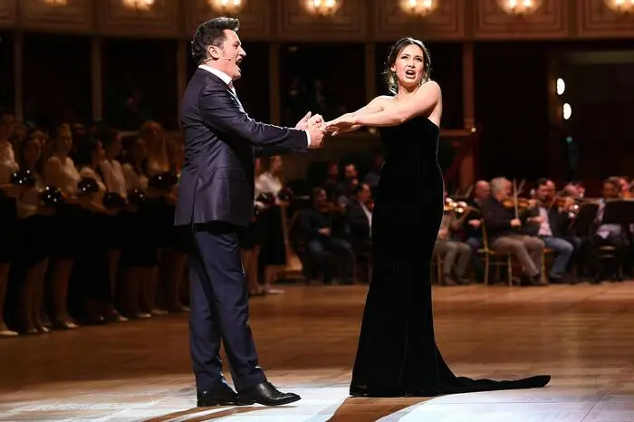 Die Staatsoper konnte für die Eröffnung mit der Sopranistin Aida Garifullina ("Sempre libera" aus "La traviata") sowie den Startenor Piotr Beczala ("E lucevan le stelle" aus "Tosca") wieder zwei Spitzensänger gewinnen.