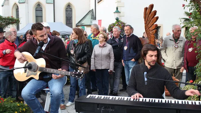 Zahlreiche Schulklassen kamen Dienstagfrüh auf den Voitsberger Hauptplatz, um Paul Pizzera und Otto Jaus zu sehen, die ihren Nummer-Eins-Hit "Jedermann" intonierten.