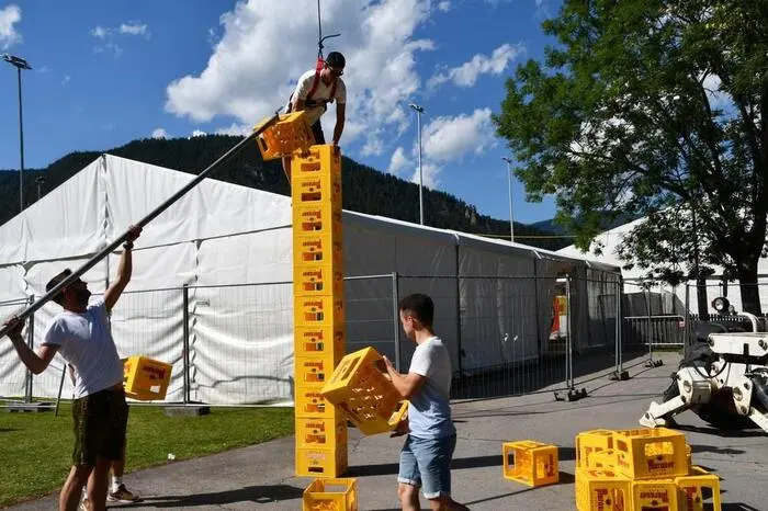 Am Samstag standen beim „Wölzer Cup“ Geschicklichkeit und Teamgeist im Mittelpunkt – etwa beim Bierkistensteigen. 