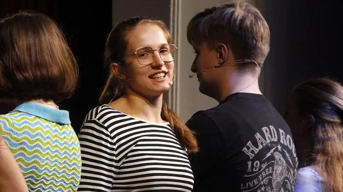 Zusammengehörigkeitsgefühl, ein Führeridol und fragwürdige Grundsätze, die jungen Menschen begeistern können, das sind die Zutaten, mit denen das Stück „Die Welle“ bei den zahlreichen Zuschauern punktet.