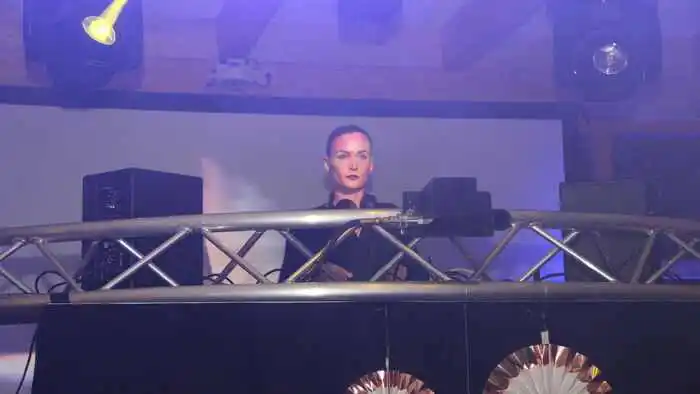 Die DJane NIKKA war der Haupt-Act am Elektroball.