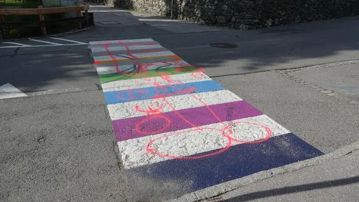 Mehrere Penisse und der Hashtag „#nogay“ wurden aufgesprüht