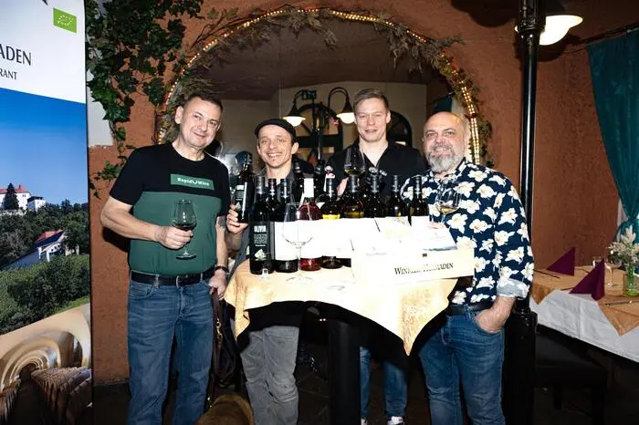 Pünktlich um 12 Uhr Mittag gratulierten Bürgermeister Marcus Martschitsch, Vizebürgermeister Lukas Schnitzer und Dietmar Peinsipp vom Verein Einkaufsstadt Hartberg, dem Neuankömmling zur Lokaleröffnung.