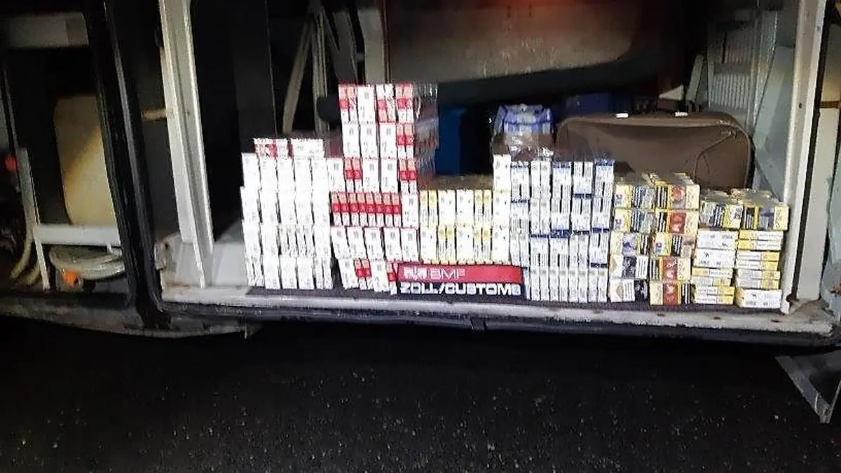 Über 100 Stangen Zigaretten wurden in dem rumänischen Omnibus gefunden