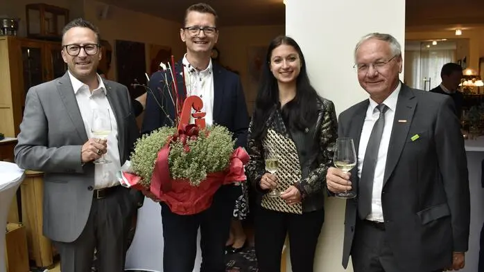 Zahlreiche Gäste gratulierten Gernot König und Sophia König zum Jubiläum, darunter Gernot Majeron von der steirischen Apothekerkammer (2. v. l.) und Bürgermeister Josef Ober (r.)