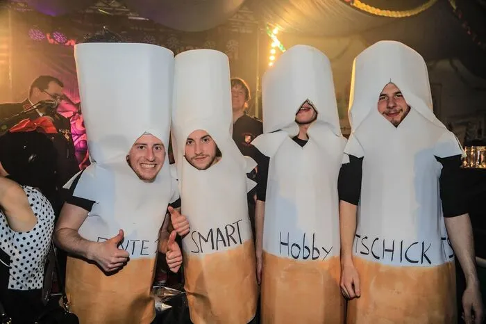 Bei der Maskenprämierung gewannen in den jeweiligen Gruppenwertungen Alice im Wunderland, Tschick-Stummel und die Großwildjagd.