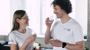 Das Bild zeigt zwei Probanden im Forschungslabor 