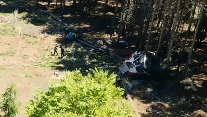 Rettungskräfte erreichen die Gondel