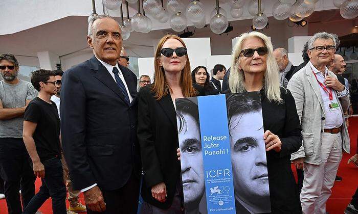 Aktion vor der Filmpremiere von Jafar Panahi: Sally Potter, Julianne Moore und Alberto Barbera machten mit