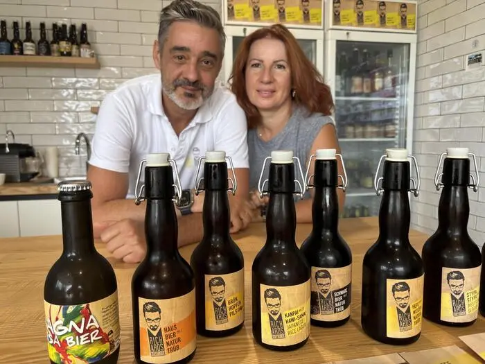 Richard Lipp mit Ehefrau Christine Lipp-Sunko, die ihn auf dem Weg in die Selbstständigkeit von Beginn an unterstützt hat. Vor ihnen steht ein Teil des Sortiments aus dem Bieratelier