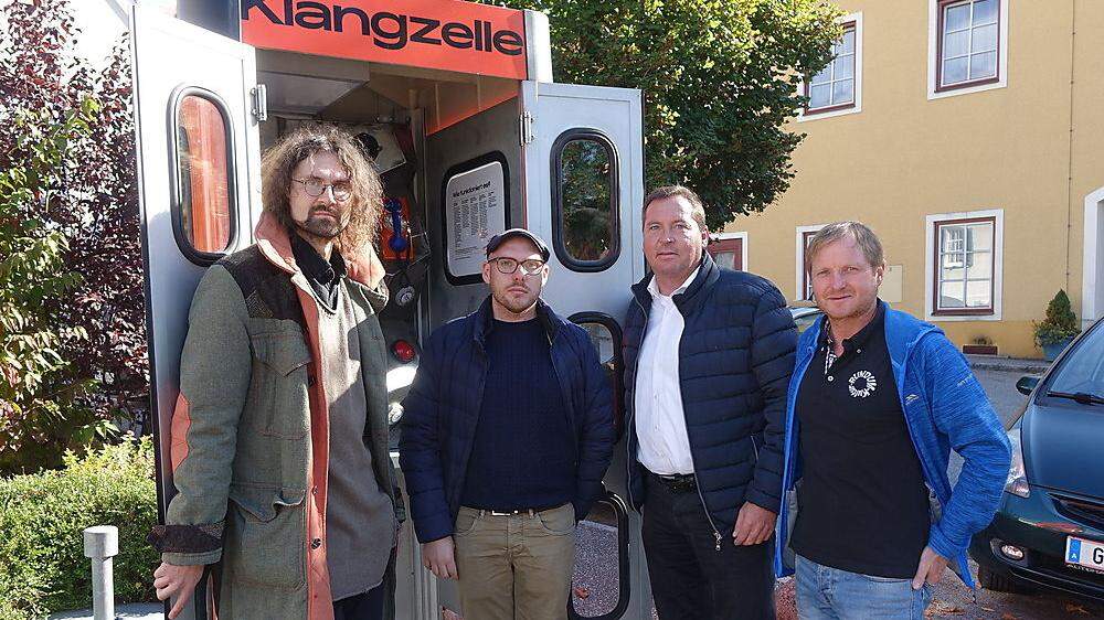 Nick Acorne und Valerio Zanini von „Ninjaguru“ mit Vizebürgermeister Josef Gerstmann und Günter Berghold