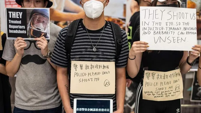 Tausende regierungskritische Demonstranten haben am Montag den Hongkonger Flughafen lahmgelegt.