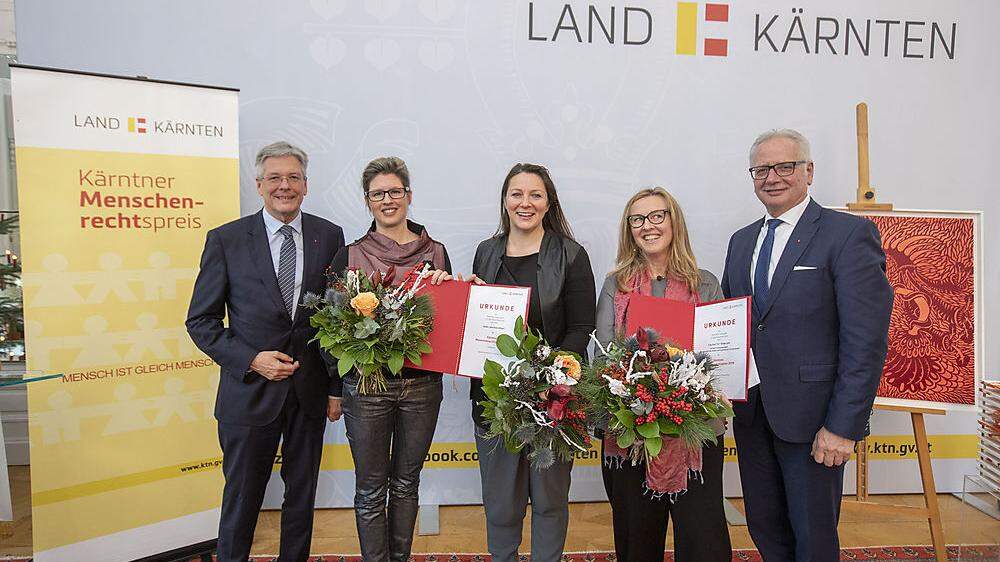 Landeshauptmann Peter Kaiser und Landtagspräsidenten Reinhart Rohr mit den Preisträgerinnen Ina Loitzl, Tanja Prusnik und Ulrike Loch (von links) 