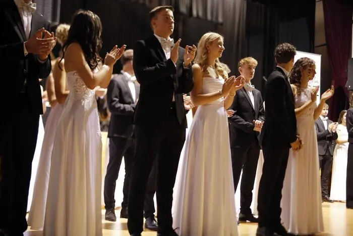 Birkfeld tanzte im Mondschein! 42 Maturantinnen und Maturanten des BORG Birkfeld eröffneten ihren Ball unter dem Motto „Dancing in the Moonlight – Eine Nacht voller Träume“.