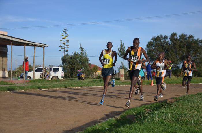 Charles Ndiema (vorne rechts) beim Training in Kenia 