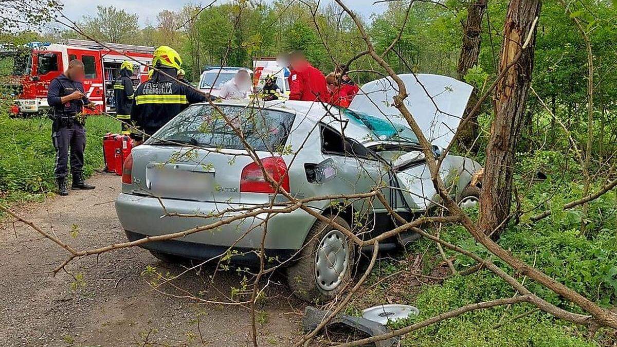 Für den Lenker dieses Autos kam jede Hilfe zu spät