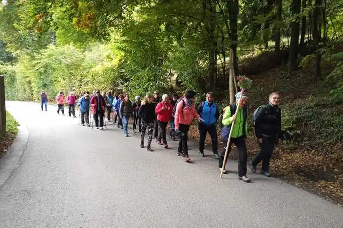 Seelsorgeraumsgrenzen überschreitend sind die Frauen von Straßgang über den Florianiberg nach Tobelbad unterwegs