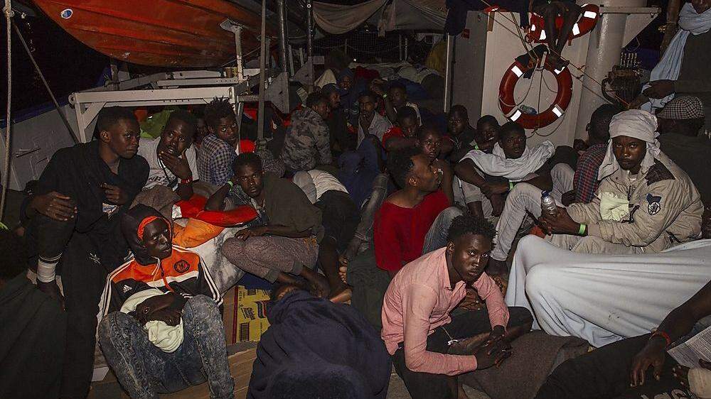 Die Migranten sitzen auf dem Mittelmeer fest