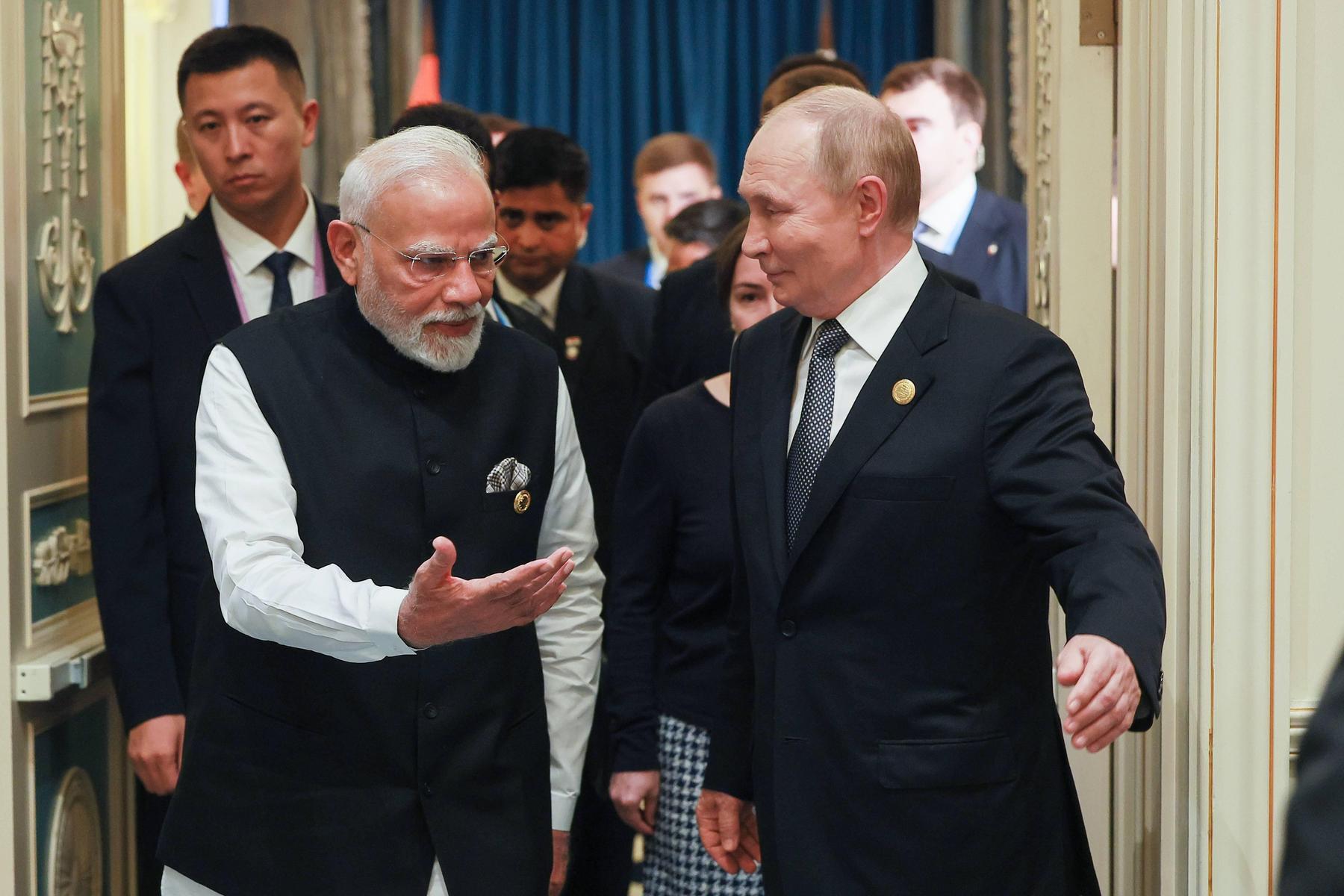 Putin und Modi: Zwei Staatschefs halten bei Konferenz Händchen