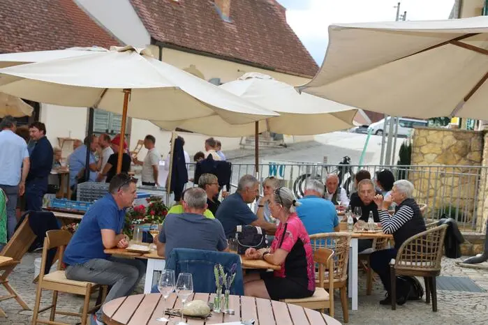 ... auch heuer wieder den Bereich zwischen den drei Kirchen in Straden