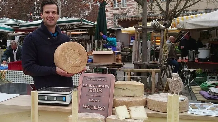 Gregor Masser verkauft am Kaiser-Josef-Platz seine preisgekrönten Käsesorten.