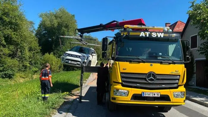 Der Unfallwagen musste von einem Abschleppdienst geborgen werden