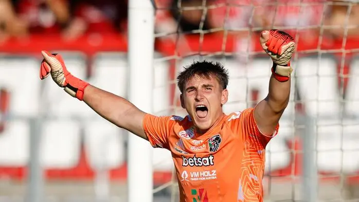 Nikolas Polster steht vor dem Absprung