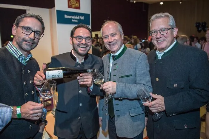 In der Grazer Stadthalle kosten sich am Mittwoch rund 4000 Freunde des steirischen Weins durch den Junker-Jahrgang 2017. Mit dabei: Sturm-Urgestein Günther Neukirchner, Stefan Potzinger (der Wein-Steiermark-Obmann war auch mit eigenem Junker-Stand vertreten), Landesrat Hans Seitinger, Kleine-Zeitung-Geschäftsführer Thomas Spann.