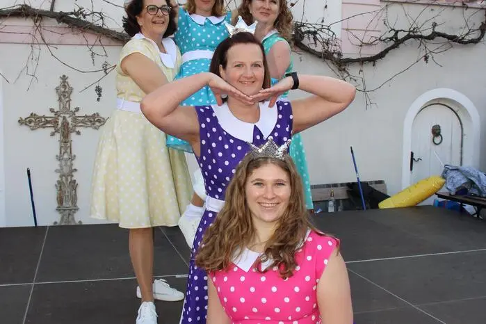Die Mädchengarde und Mitglieder der Faschingsrunde Ligist präsentierten ein buntes Programm mit Tanz, Gesang und Showeinlagen vom Feinsten.