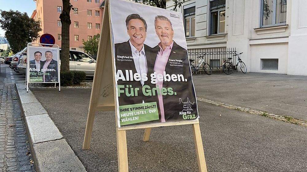 Plakate wie dieses nahe dem Wahllokal in der Oeverseegasse sorgten am Wahltag für Diskussionen in Graz