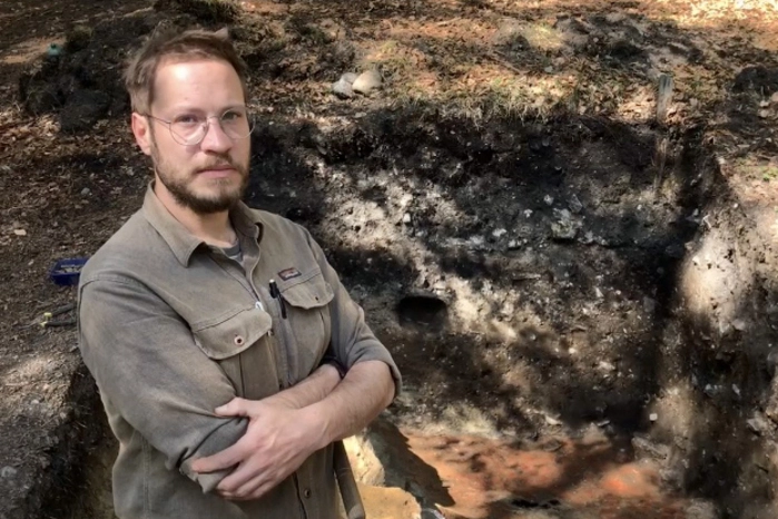 Martin Bertha vor der Grabungsstelle, die Hinweise auf eine Besiedelung vor rund 7000 Jahren gibt