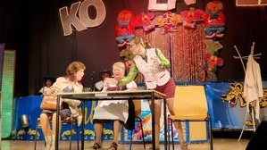 Im Kurhotel bei Wirtin Renate Motschnig (Mitte), Gast Uschi Ellersdorfer (links) und Kellnerin Sabrina Gschier geht‘s wieder deftig zu