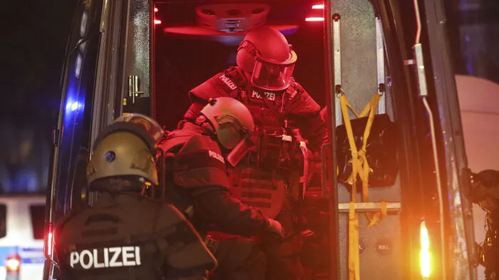 Großeinsatz für die Polizeikräfte in Hamburg: Autonome verschanzen sich, Barrikaden und Autos brennen, die Polizei rückt mit gezückten Sturmgewehren an.