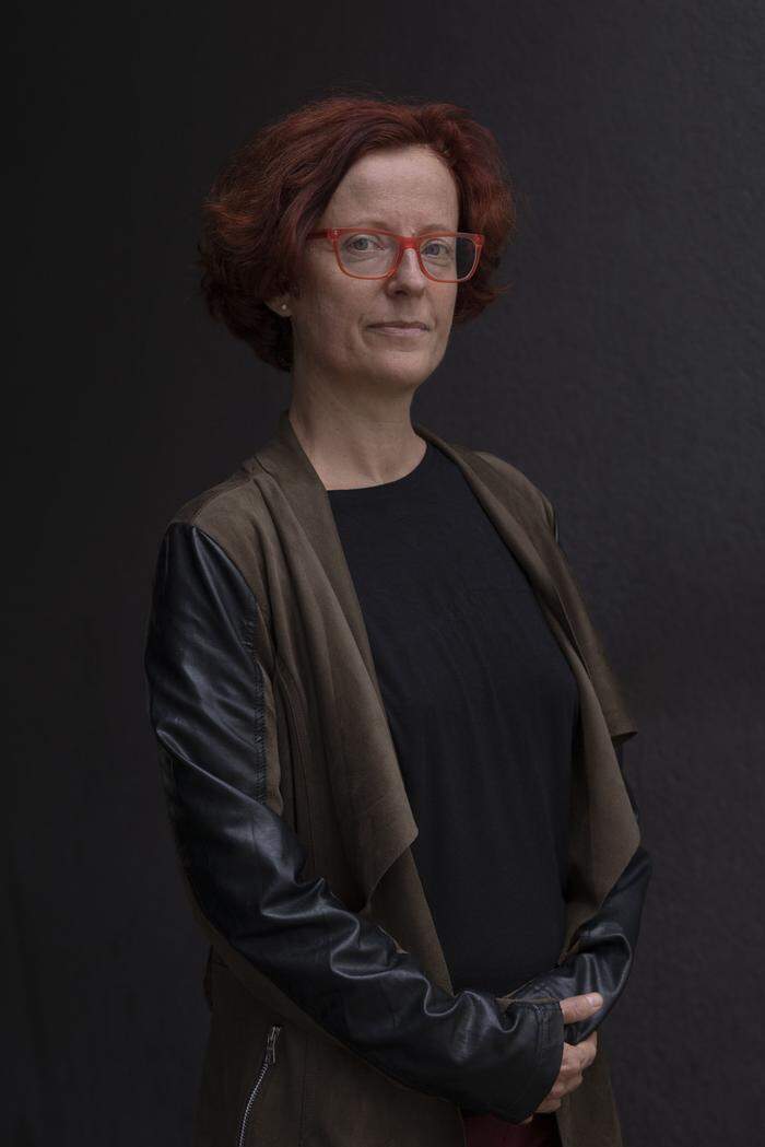 Elisabeth Harnik, geboren 1970 in Graz, lebt und arbeitet in Gams, Steiermark. Sie studierte klassisches Klavier an der damaligen  Musikhochschule Graz, später Kompositionsstudium bei Beat Furrer  an der heutigen Kunstuniversität Graz.