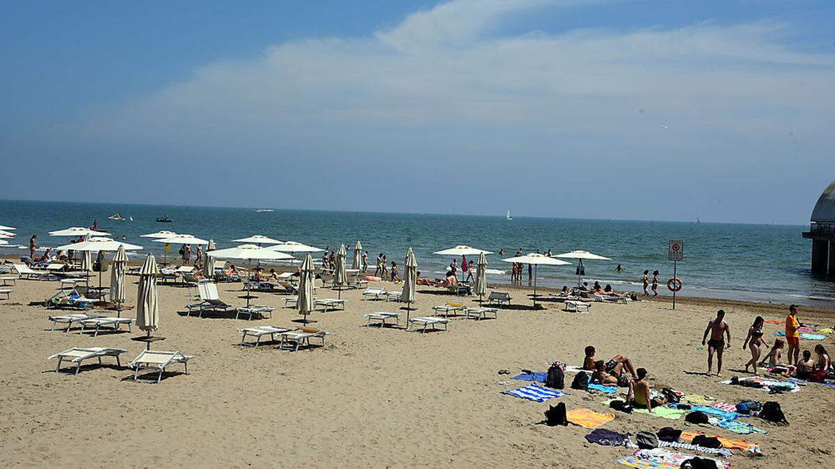 Noch sind wenige Gäste am Strand von Lignano zu sehen