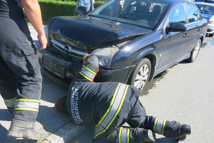 Eines der beiden Fahrzeuge wurde zur Sicherheit auf einen Parkplatz gebracht.