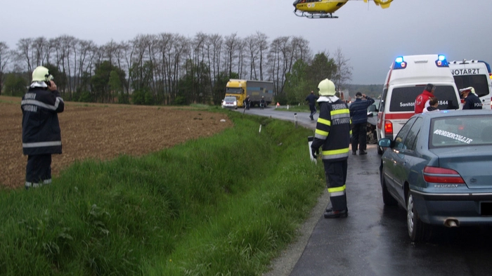 Bei einem Verkehrsunfall am Dienstagnachmittag wurden Lenker und Beifahrerin verletzt.