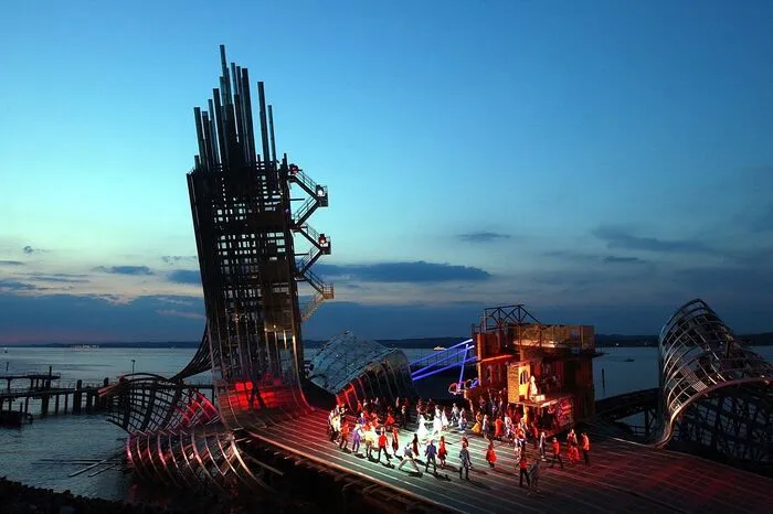 Blick auf die Bregenzer Seebühne mit einer 28 Meter hoch aus dem Wasser ragenden Nachbildung der New Yorker Skyline aus Glas und Metall, aufgenommen bei einer Fotoprobe des Musicals West Side Story.