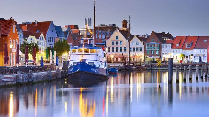Man muss kein Deichgraf sein wie Hauke Haien in Theodor Storms „Schimmelreiter“, um den Reizen der kargen, in seiner endlosen Weite berückenden Landschaft zu erliegen. „Schwimmende Träume“ nannte der aus der Nordsee-Hafenstadt Husum (Bild) stammende Dichter die Halligen - die kleinen, wenig geschützten Marschinseln vor den Küsten, die bei Sturmflut überschwemmt werden.
