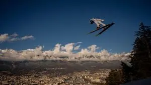 ABD0059_20260103 - INNSBRUCK - ÖSTERREICH: Jan Hörl (AUT) am Samstag, 04. Jänner 2026, während des Trainings auf der Bergisel-Schanze in Innsbruck anl. der Vierschanzentournee 2025/2026. - FOTO: APA/GEORG HOCHMUTH
