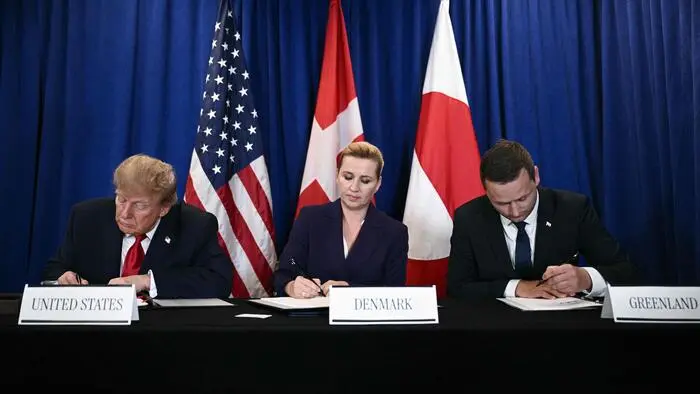 Donald Trump, Dänemarks Premierministerin Mette Frederiksen und Grönlands Premier Jens-Frederik Nielsen bei der Unterschrift in New York (Photo by Brendan SMIALOWSKI / AFP)