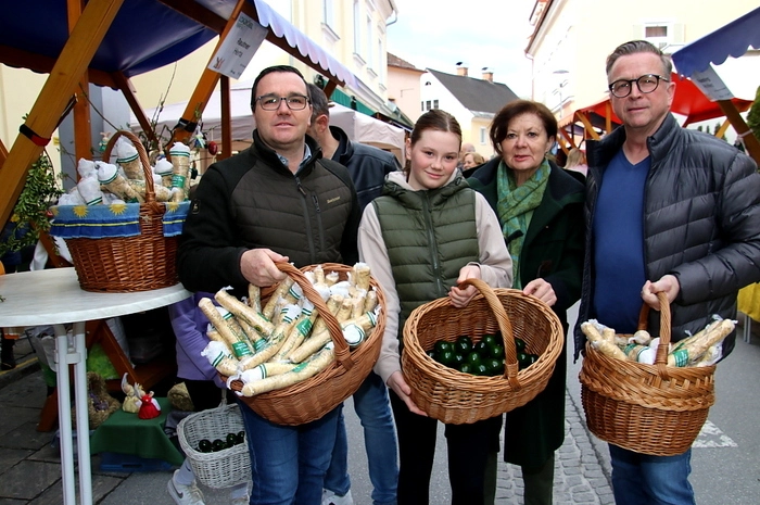 Bürgermeister Helmut Linhart verteilte mit seinem Team steirische Krenwurzen und gefärbte Ostereier.