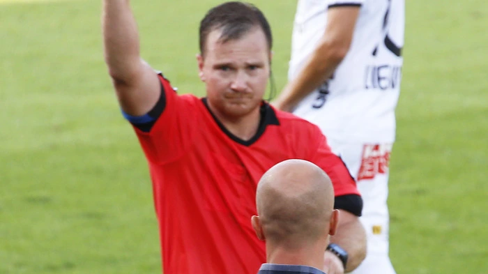 Gelb für Sturm-Trainer Nestor El Maestro